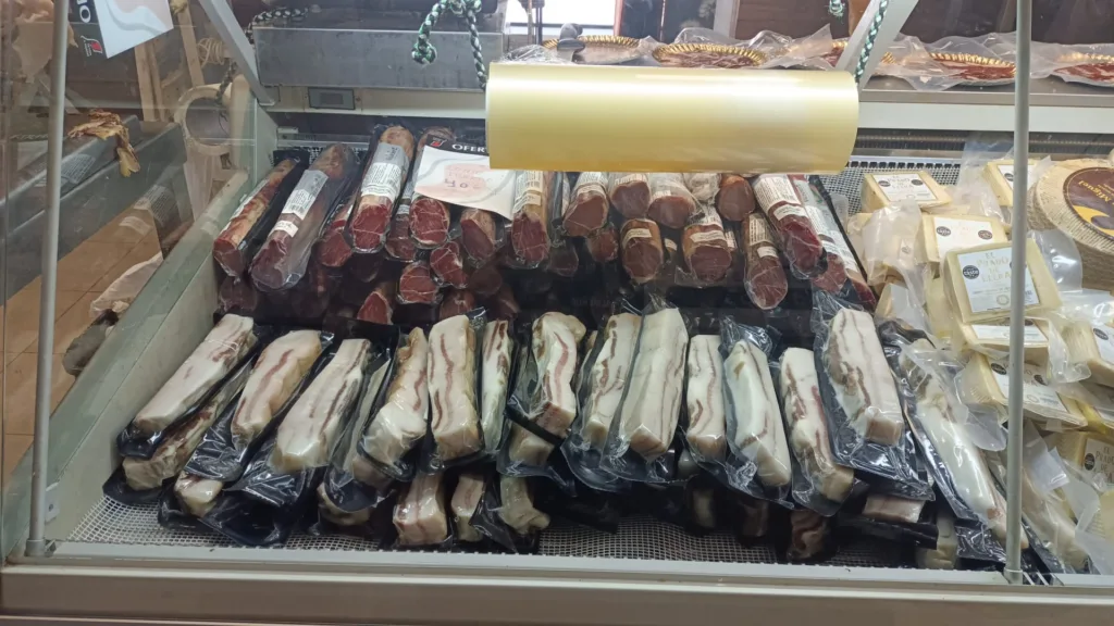 Variedad de embutidos envasados al vacio